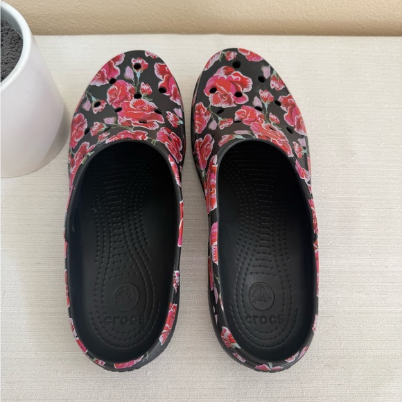 CROCS Freesail Roses Black Rubber Clogs - Picture 7 of 10
